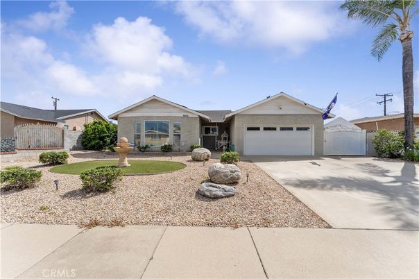 Attached, Exterior, Facade, Ranch