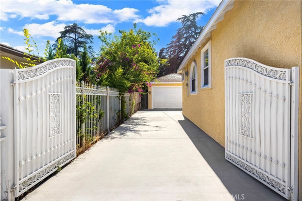 Detached Garage, Exterior