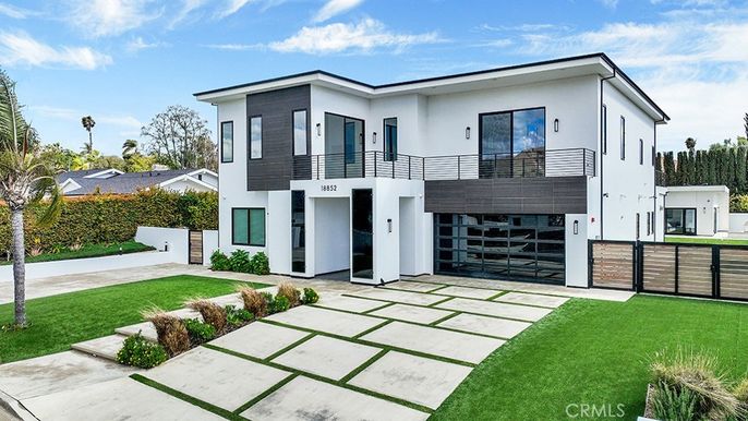 Attached, Backyard, Exterior, Facade, Modern