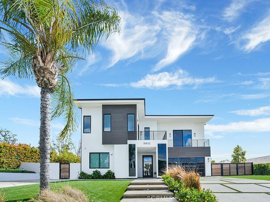 Exterior, Facade, Modern