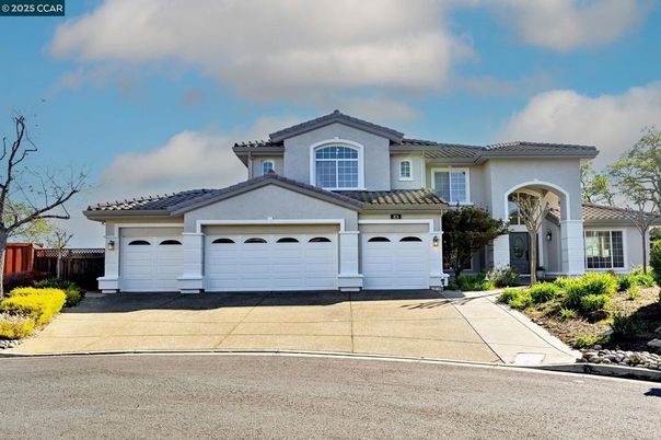 Attached, Exterior, Facade, Mediterranean