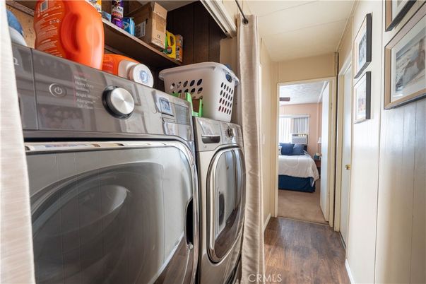 Bedroom, Interior, Utility Closets, Washer, Wood Texture Flooring