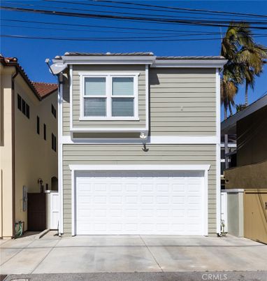 Attached, Exterior, Facade, Mediterranean