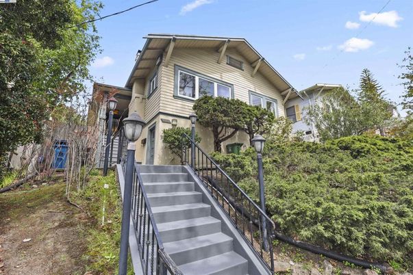 Exterior, Facade, Queen Anne Victorian