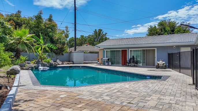 Exterior, Pool