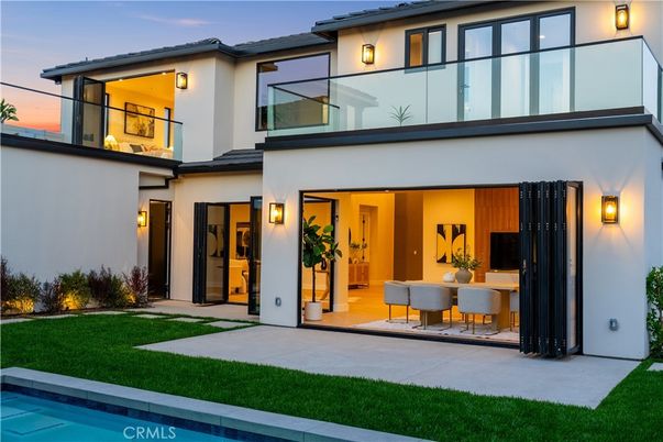Backyard, Exterior, Facade, Modern