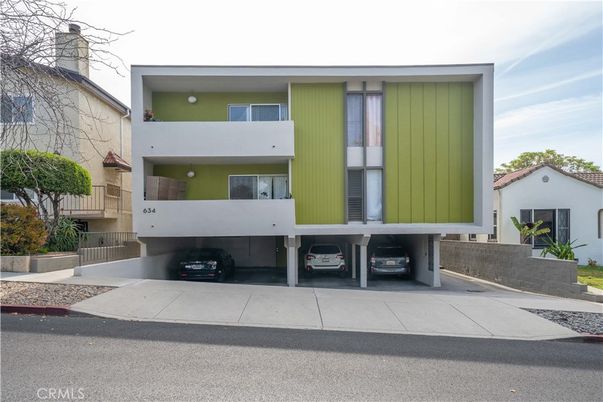 Exterior, Facade, Modern