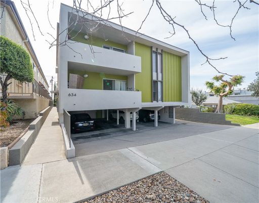 Exterior, Facade, Modern
