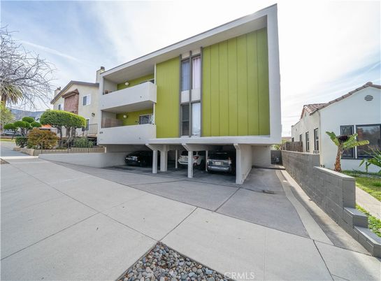 Exterior, Facade, Modern