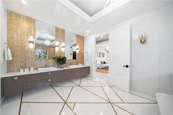 Bathroom, Dual Sink Vanities, Interior, Recessed Lighting