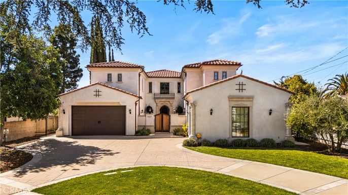 Attached, Exterior, Facade, Mediterranean