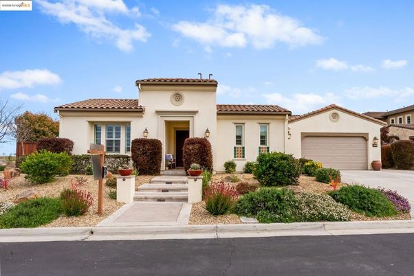 Attached, Exterior, Facade, Mediterranean