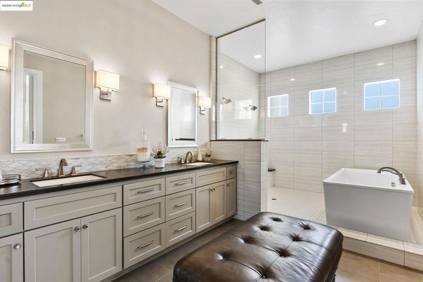 Bathroom, Dual Sink Vanities, Interior, Recessed Lighting