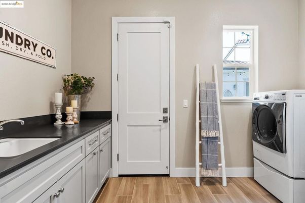 Interior, Washer, Wood Texture Flooring