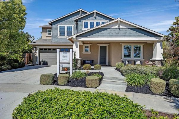 Attached, Exterior, Facade, American Craftsman