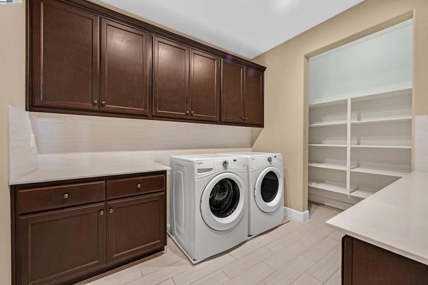 Interior, Washer, Wood Texture Flooring