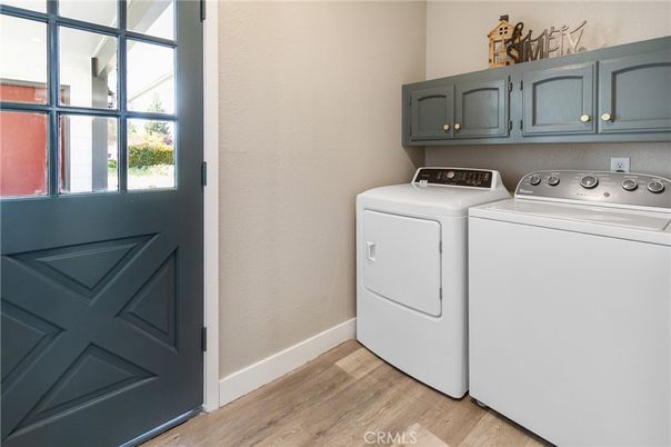 Interior, Utility Closets, Washer, Wood Texture Flooring