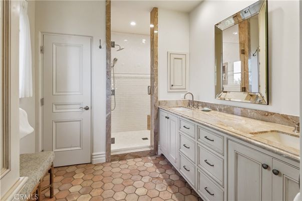 Bathroom, Dual Sink Vanities, Interior, Recessed Lighting