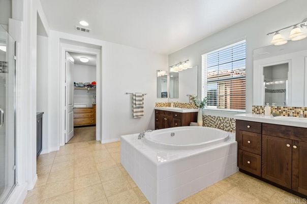 Bathroom, Dual Sink Vanities, Interior, Recessed Lighting
