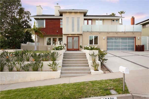 Attached, Exterior, Facade, Modern