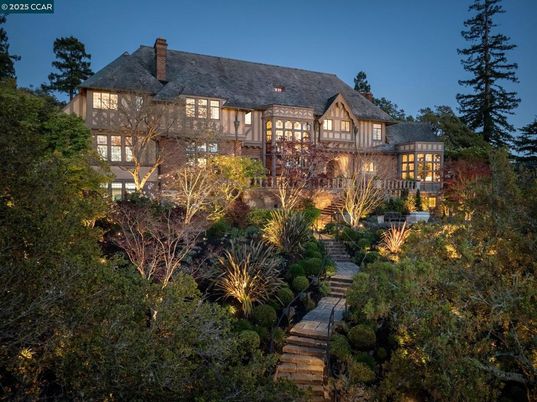 Backyard, Exterior, Facade, Brick Facade, French Provincial