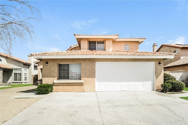 Attached, Exterior, Facade, Mediterranean