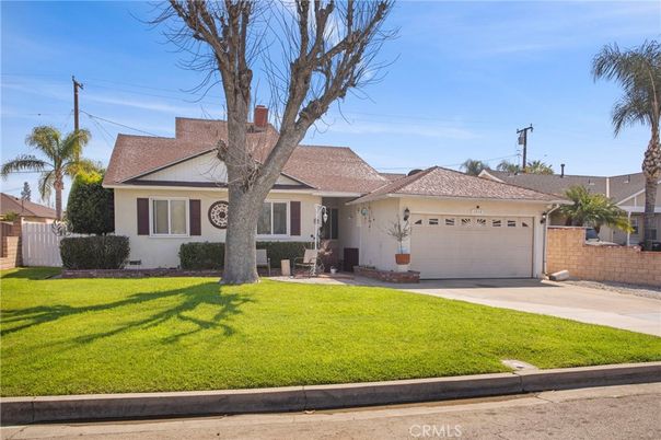 Attached, Exterior, Facade, Ranch