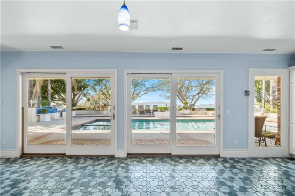 Empty room, Interior, Water