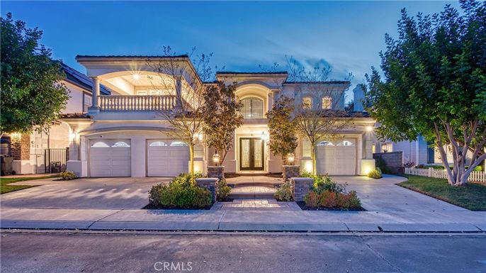 Attached, Exterior, Facade, Mediterranean