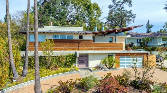 Attached, Exterior, Facade, Modern