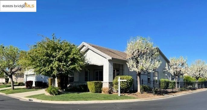 Exterior, Facade, Ranch