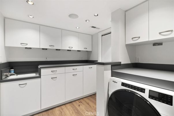 Interior, Recessed Lighting, Washer, Wood Texture Flooring
