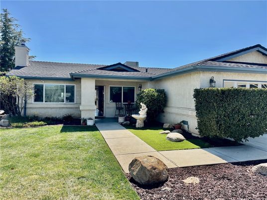 Exterior, Facade, Ranch