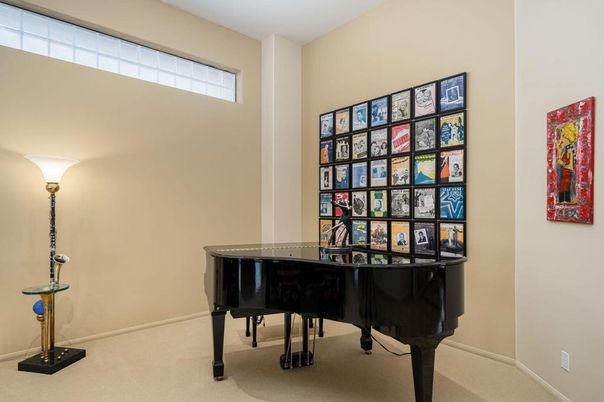 Interior, Piano
