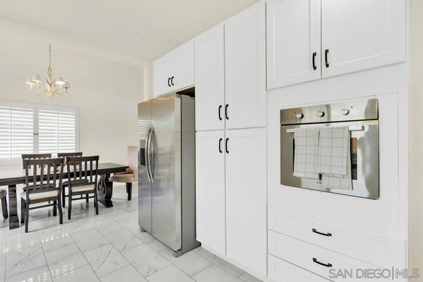 Chandelier, Dining room, Interior, Kitchen, Marble, Stainless Steel Appliances