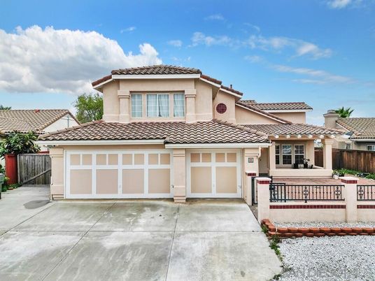 Attached, Exterior, Facade, Mediterranean