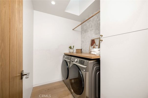 Interior, Recessed Lighting, Washer, Wood Texture Flooring