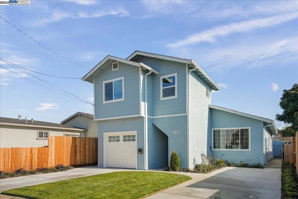 Attached, Exterior, Facade, American Craftsman