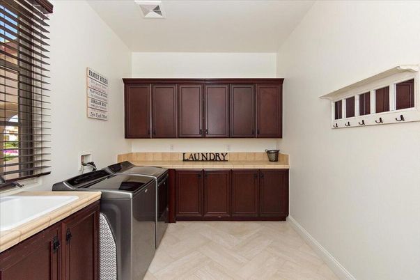 Interior, Washer, Wood Texture Flooring