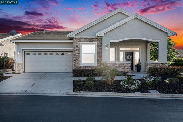 Attached, Exterior, Facade, American Craftsman