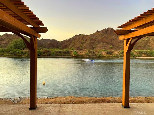 Exterior, Lake