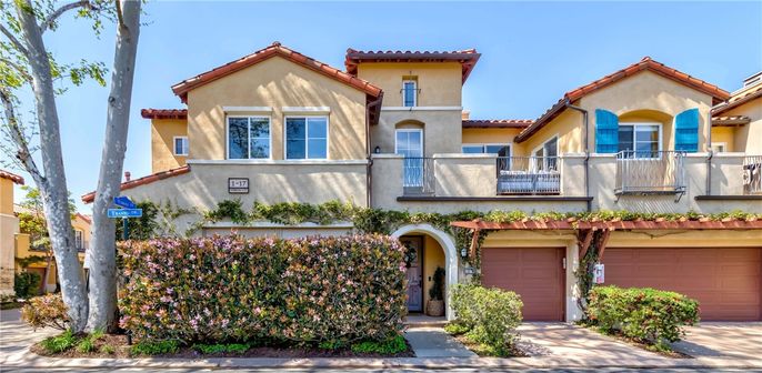 Attached, Exterior, Facade, Mediterranean
