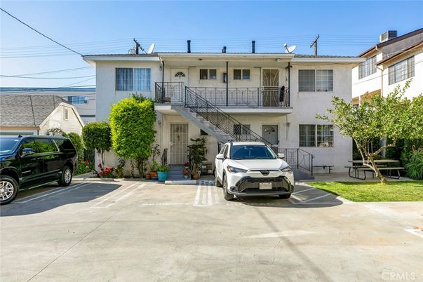 Exterior, Facade, Rowhouse