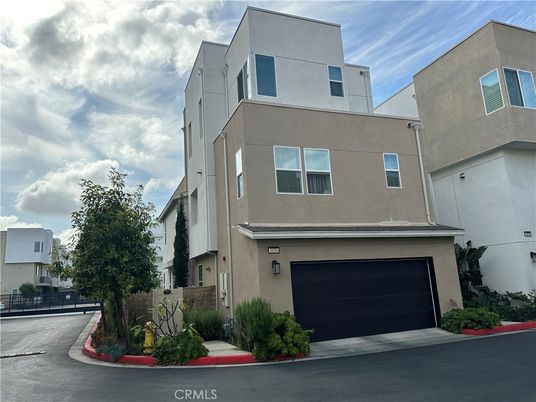 Attached, Exterior, Facade, Modern