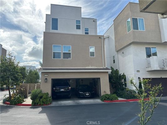 Attached, Exterior, Facade, Modern