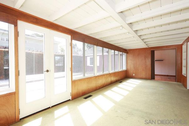 Empty room, Interior
