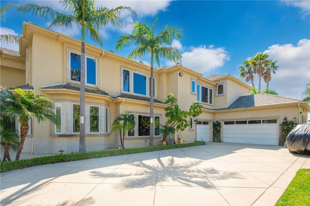 Attached, Exterior, Facade, Mediterranean