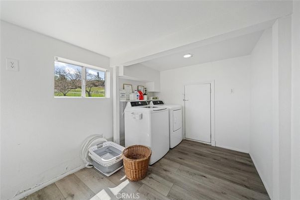 Interior, Recessed Lighting, Washer, Wood Texture Flooring