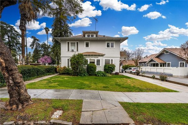 Exterior, Facade, American Foursquare