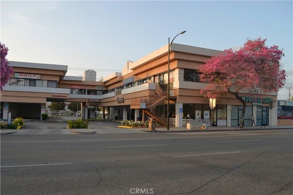 Exterior, Facade, Modern